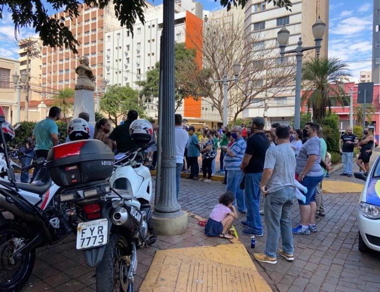 Vídeo | Manifestantes atacam carro de Duarte Nogueira em protesto a favor da reabertura do comércio