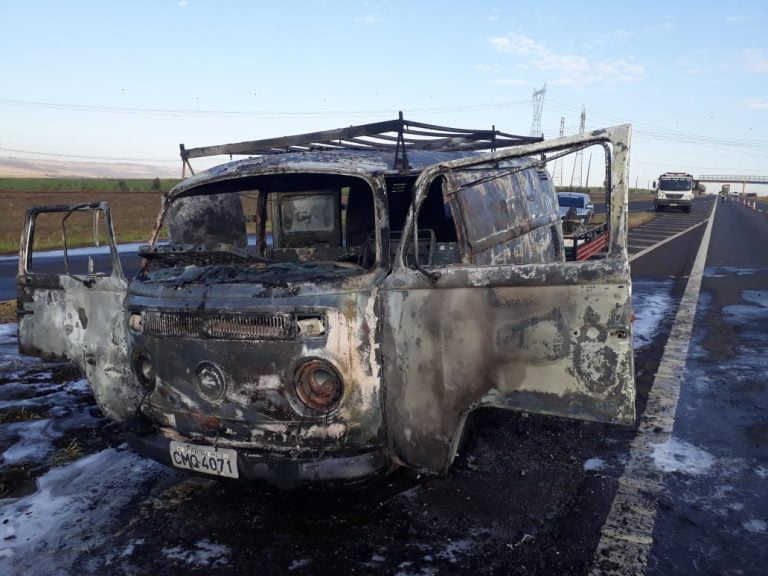 Vídeo | Kombi pega fogo na rodovia Abrão Assed, em Ribeirão Preto
