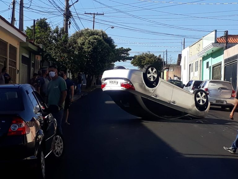 Carro do vereador Paulo Modas capota na zona Oeste de Ribeirão Preto