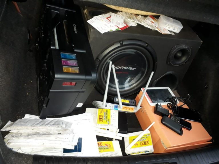 Dois homens são detidos sob suspeita de fraude no auxílio emergencial