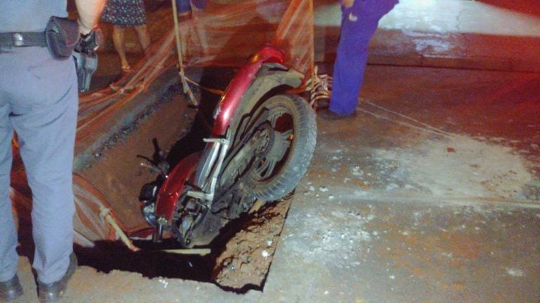 Motociclista fica ferido após cair em buraco de obra da Daerp na zona Norte de Ribeirão Preto