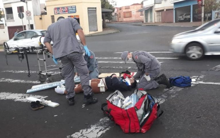 Vídeo | Acidente envolvendo uma motociclista e um carro resulta em congestionamento na região central da cidade