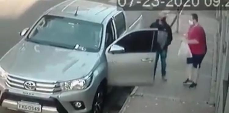 Vídeo | Caminhonete Hilux é roubada no centro de Guariba