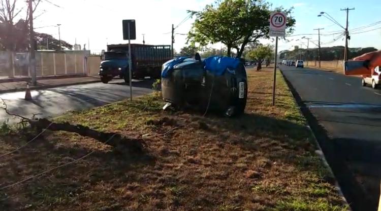 Três pessoas ficam feridas após veículo capotar em avenida na zona Norte