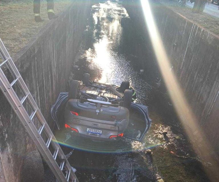 Carro cai em córrego na Zerrener e deixa dois feridos