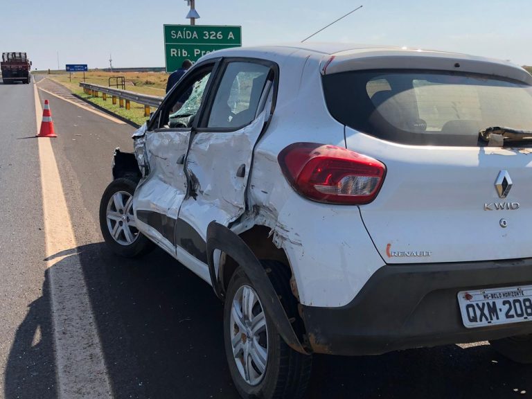 Carro capota e deixa motorista ferida no Anel Viário de Ribeirão