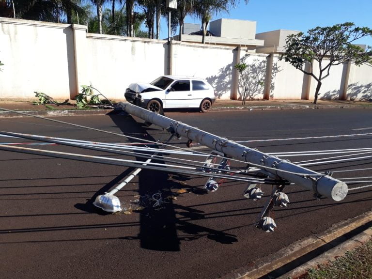 Vídeo | Carro perde o controle, derruba postes e interrompe fornecimento de energia na zona Sul de Ribeirão