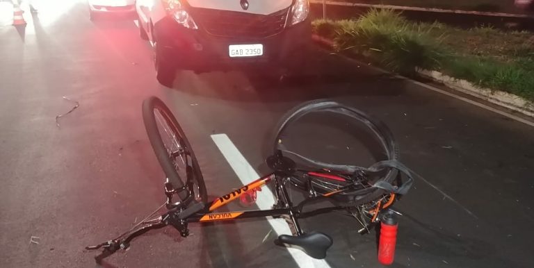 Ciclista é atropelada por Van na avenida Celso Charuri em Ribeirão Preto