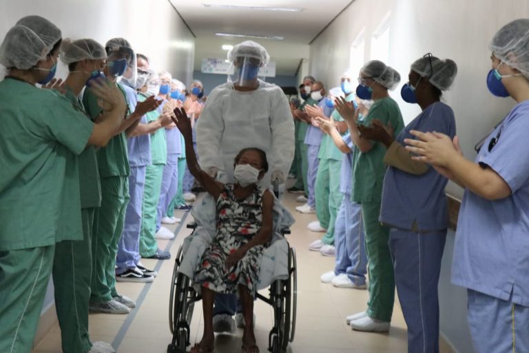Vídeo | Paciente de 100 anos vence coronavírus e recebe alta de hospital
