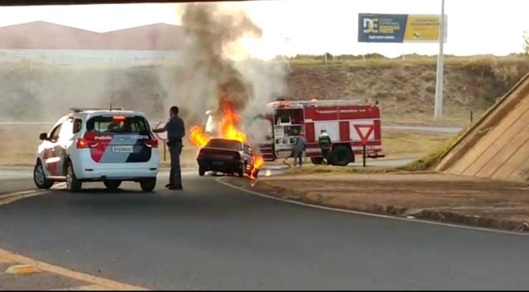 Vídeo | Veículo pega fogo na entrada do Simioni