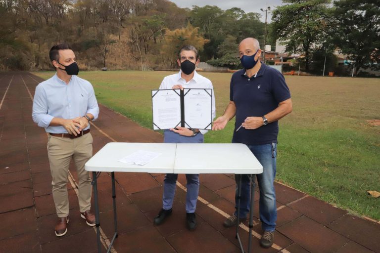 Durante pandemia, ordem de serviço para reforma da pista de atletismo da Cava do Bosque é assinada