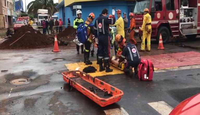 Funcionário a serviço da prefeitura é soterrado em obra de saneamento