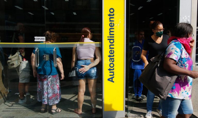 Bancos voltam a funcionar normalmente hoje
