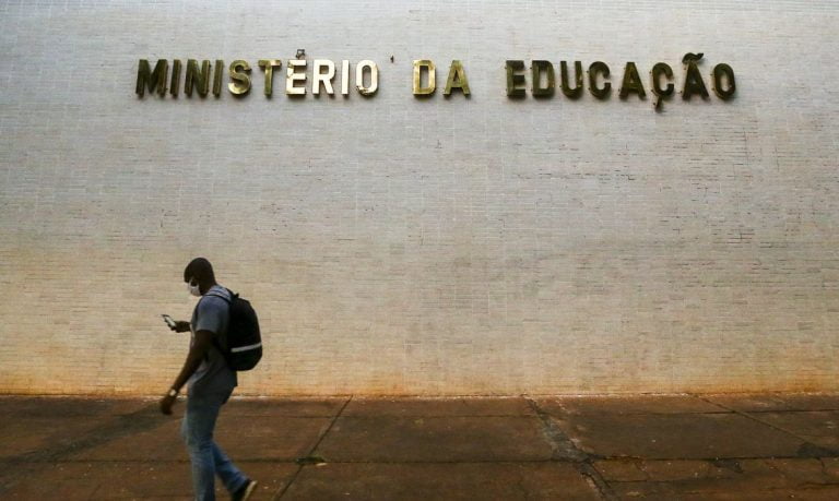 Usando a pandemia como desculpa para não investir em educação