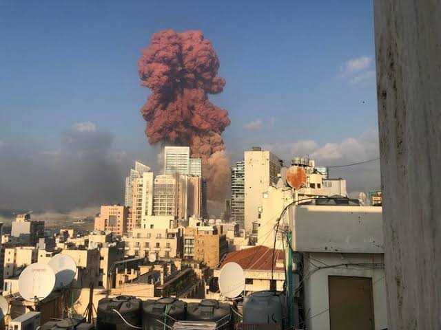 Vídeo | Forte explosão na região portuária de Beirute deixa vários feridos e mortos