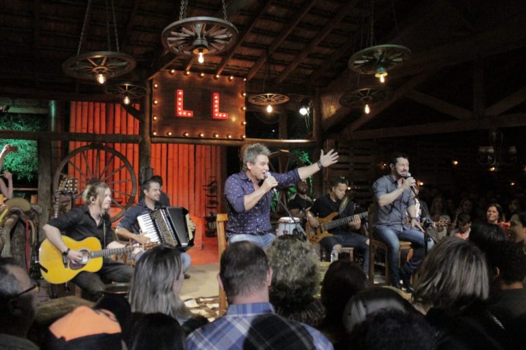 Dupla sertaneja realiza live em prol da APAE e da GRAAUS de sertãzinho