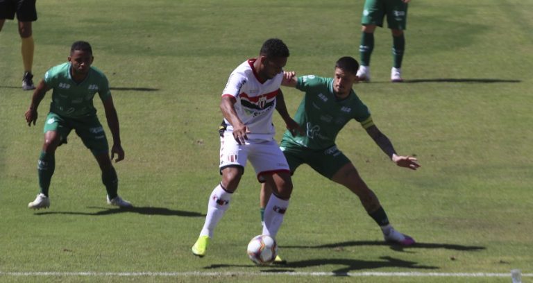 Botafogo joga mal e, mesmo com um a mais, perde do Guarani no Santão