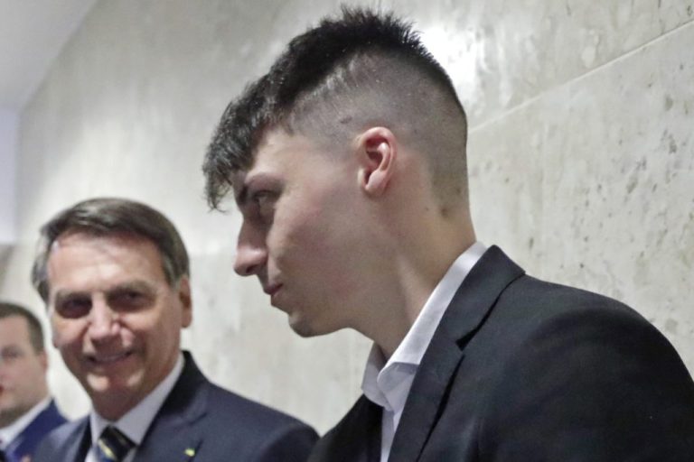 Filho mais novo de Bolsonaro está com covid-19