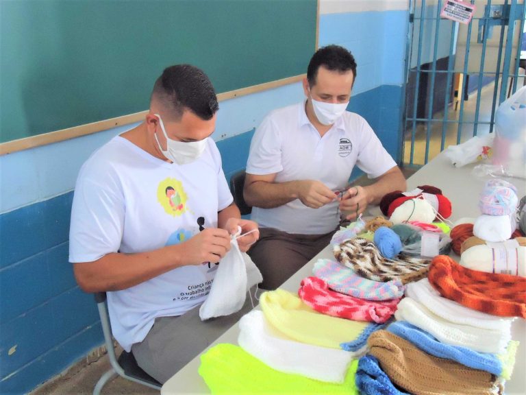 Presos produzem toucas de lã para ajudar asilos
