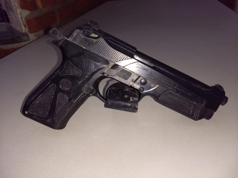 BAEP apreende veículo roubado e simulacro de pistola no bairro Parque Ribeirão