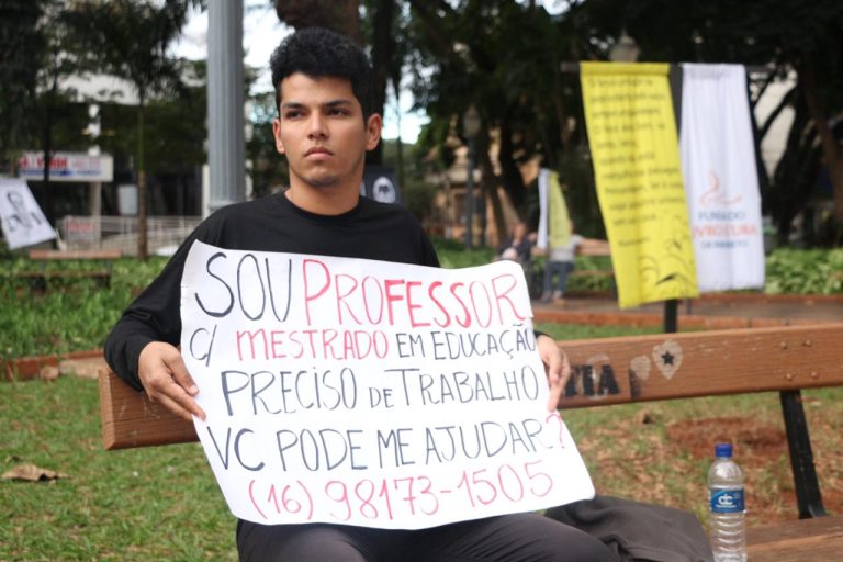 Depois de um ano pedindo por emprego, professor passa em concurso