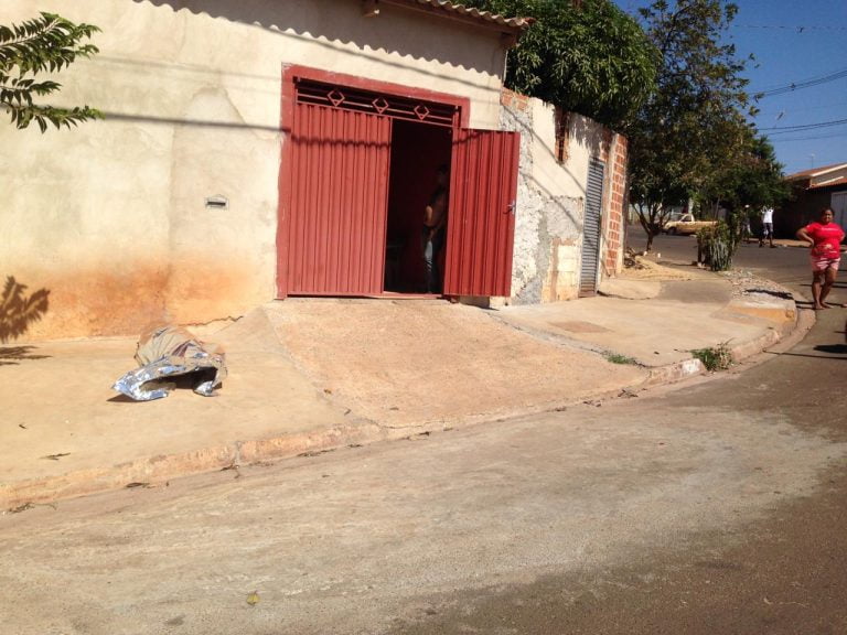 Homem de 24 anos é encontrado morto em calçada de vizinhos na zona Noroeste de Ribeirão Preto