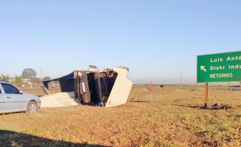 Vídeo | Caminhão tomba e carga de R$ 43 mil é saqueada em trecho da rodovia Cunha Bueno