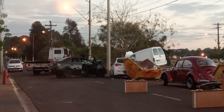 Motorista colide em dois veículos e fica ferido no bairro Planalto Verde, em Ribeirão Preto