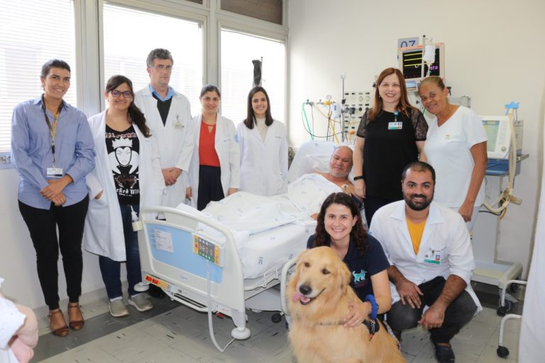 Hospital das Clínicas inova com uso de cachorros em tratamento de pacientes