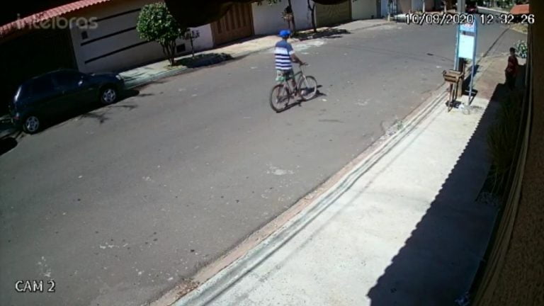 Vídeo | Mulher é assaltada em ponto de ônibus na zona Oeste de Ribeirão Preto