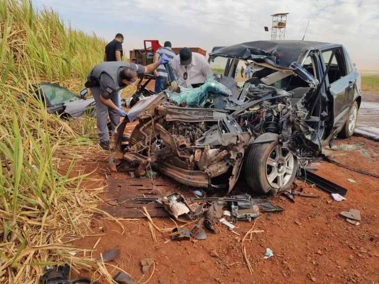 Acidente envolvendo carro e caminhão deixa duas vítimas em estado grave em Cruz das Posses