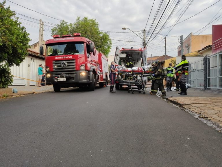 Incêndio em residência da zona Oeste deixa três vítimas