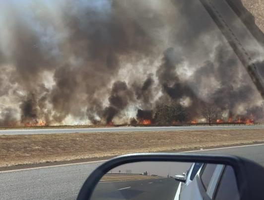 Incêndio bloqueia proximidades da rodovia Alexandre Balbo em Ribeirão Preto