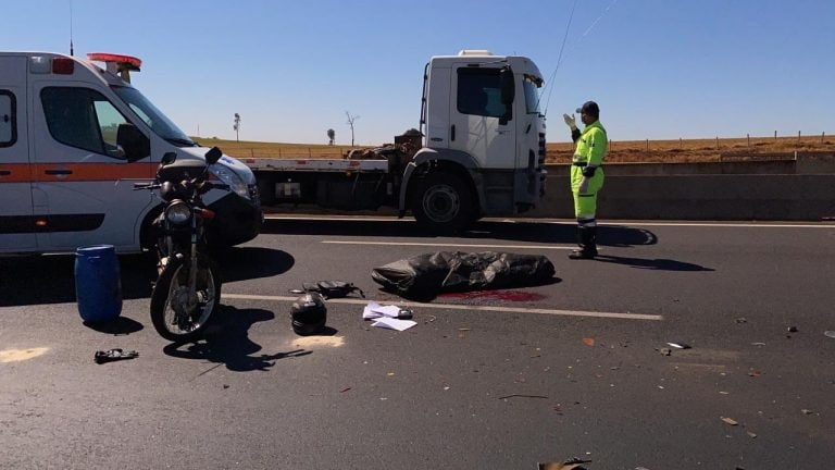 Motociclista morre em acidente envolvendo caminhão na rodovia Anhanguera