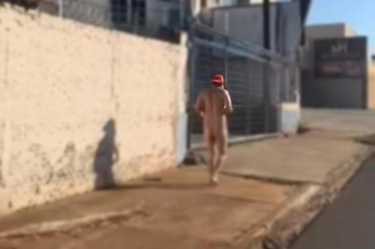 Vídeo | Dois homens são flagrados andando “peladões” em cidades da região