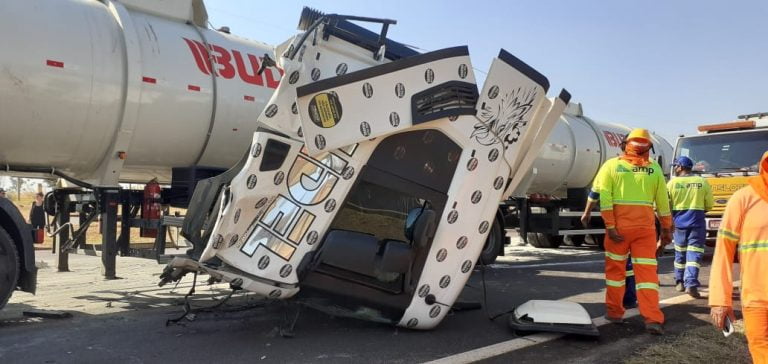 Carreta bate na traseira de caminhão e cabine fica destruída no Anel Viário, em RP