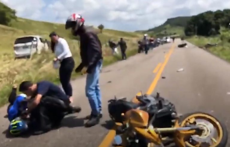 Vídeo | Vereador atropela grupo de 30 motociclistas com caminhonete e mata três