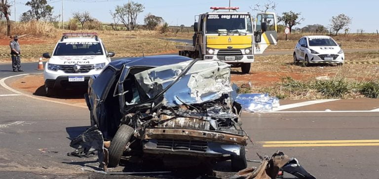 Colisão entre caminhão e carro com duas mortes na rodovia Altino Arantes