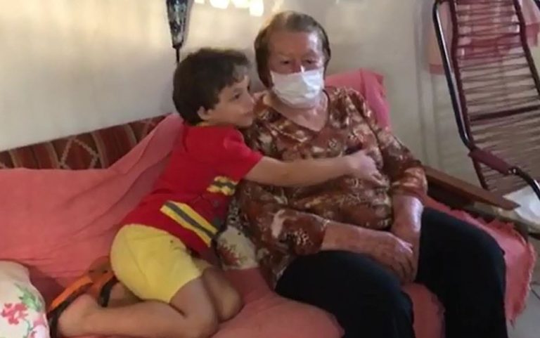 Idosa é salva por bisneto de 5 anos após passar mal do coração