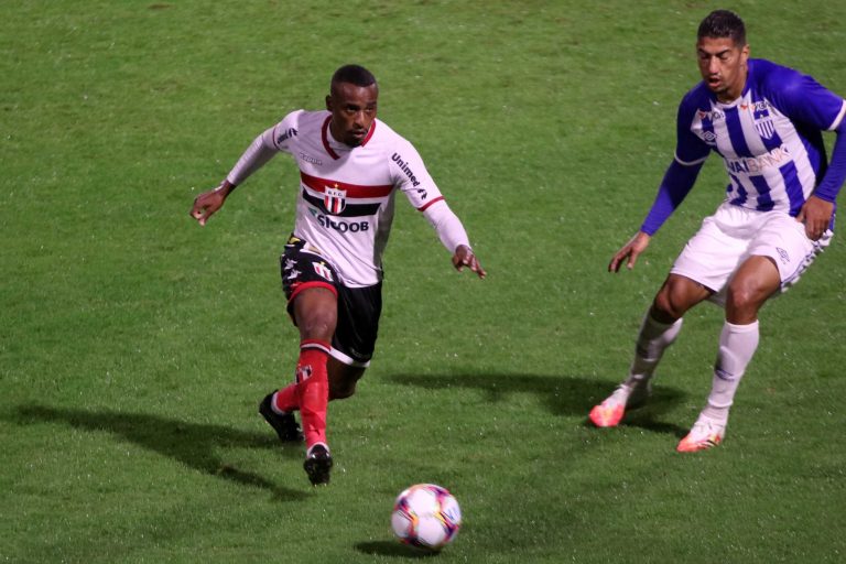Botafogo goleia na bola, mas erra muito e vence “só” por 1 a 0