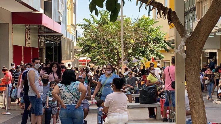 Mesmo com alta no número de mortes e novos casos da Covid-19, Prefeitura mantém comércio aberto até junho