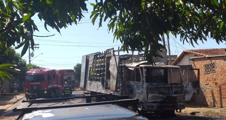 Vídeo | Caminhão lotado com estofados enrosca em fiação e pega fogo no Simioni
