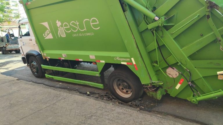 Asfalto cede e caminhão de lixo fica preso no Centro de Ribeirão