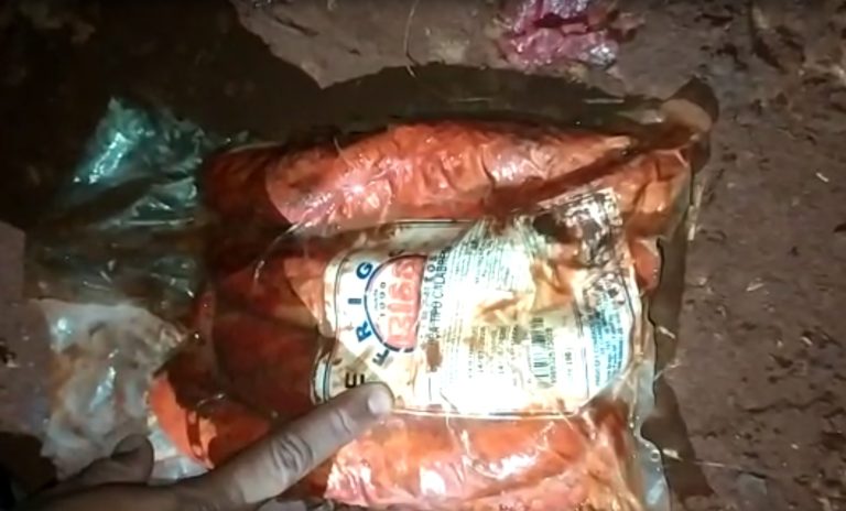 Cesta básica tem linguiça estragada e prefeitura de Barrinha descarta alimento irregularmente