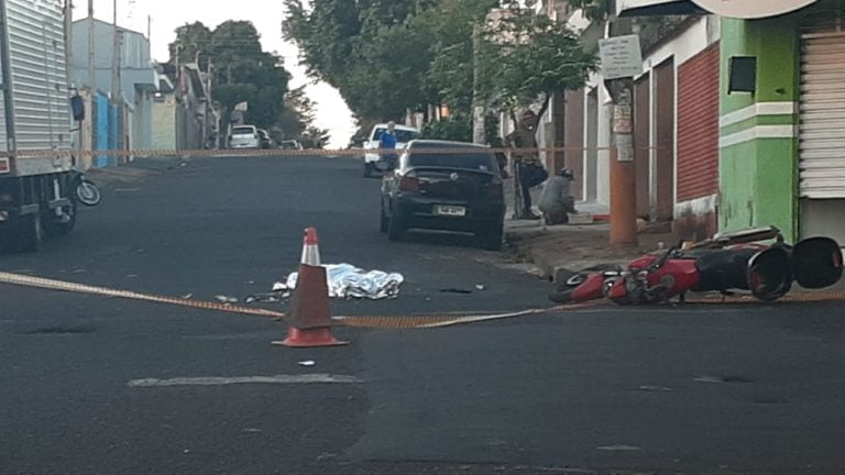 Motociclista morre em colisão com caminhão no Jardim Independência