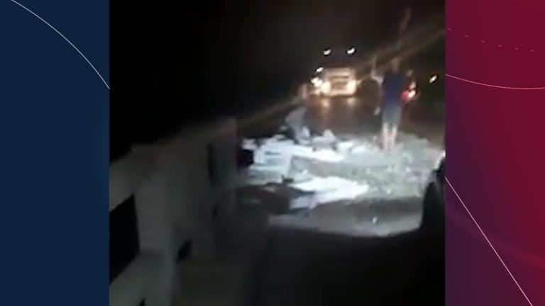 Vídeo | Caminhão perde o controle, cai no Rio Grande e pescadores tentam salvar vítimas