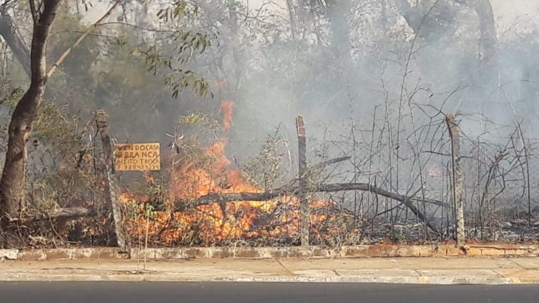 Vídeo | Incêndio em frente a posto de combustíveis preocupa moradores do complexo Ribeirão Verde