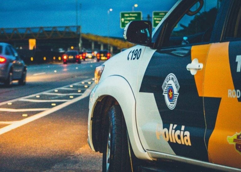 Moto bate na lateral de um caminhão, condutora cai e acaba atropelada e morta na Anhanguera