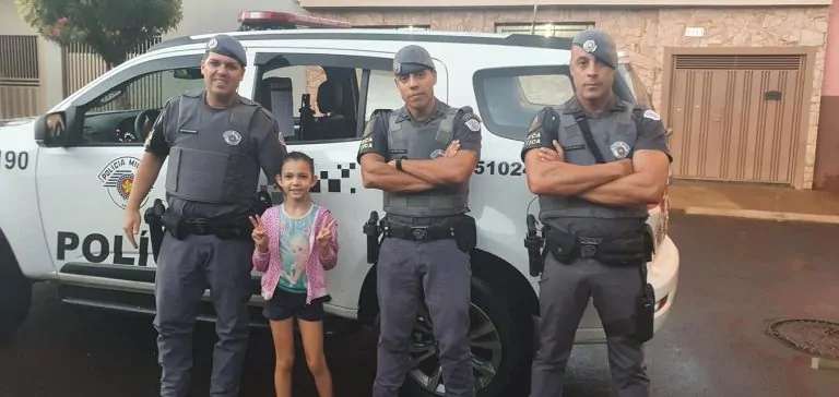 Pai homenageia policiais militares que ajudaram filha pequena no meio de tempestade