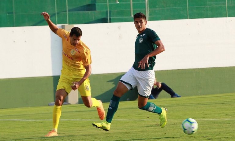 Botafogo contrata zagueiro Alan Dias